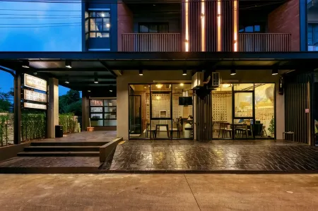 The Signature Nakhon Hotel Отели рядом с достопримечательностью «The National Museum of Nakhon Si Thammarat»