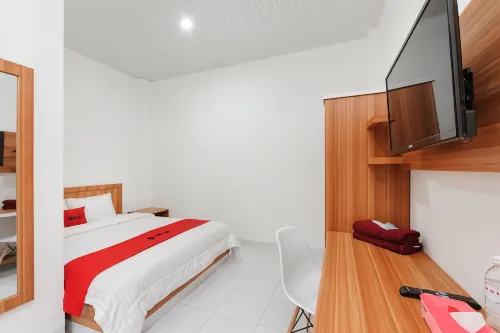 RedDoorz Plus Syariah Near Mall Boemi Kedaton Lampung Hotels in Kedaton