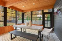 Sanctuary Retreat: Private Pool, Hot Tub & Firepit Hotels in Chikaming Township