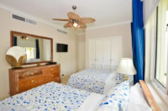 Beachfront Oversized 1 Bedroom Condo, Playa Turquesa