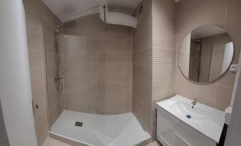 Grand Appartement Avec Parking privé