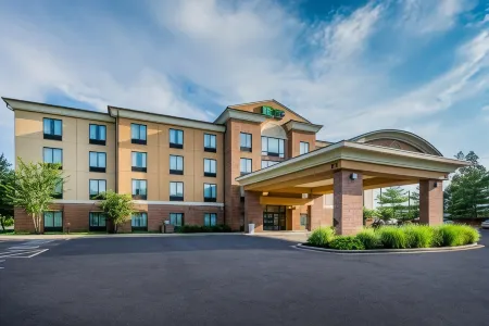 Holiday Inn Express & Suites North East Отели в г. Чарлстаун