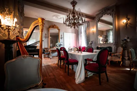 Le Domaine du château Blanc à 10 Minutes de Paira Daiza Отели в г. Masnuy-Saint-Jean