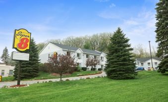 Super 8 by Wyndham Manistee