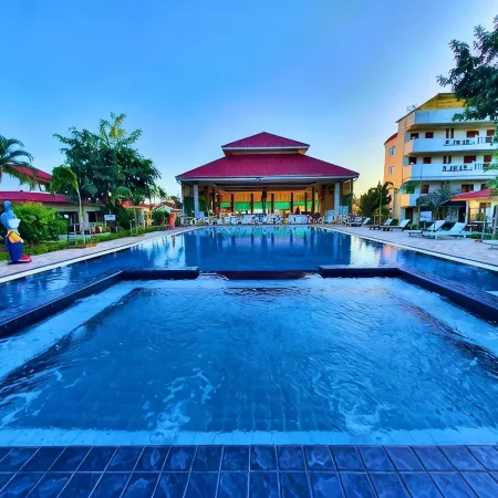 New Travel Beach Hotel & Resort Отели рядом с достопримечательностью «Кох Ном Сао»