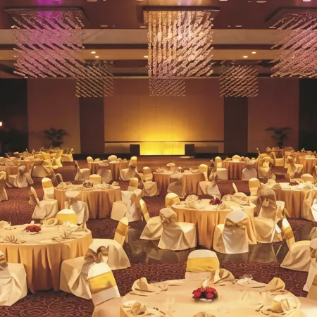 The Retreat Hotel & Convention Centre Отели рядом с достопримечательностью «Пляж Акса»
