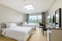 Swimeong Nolmeong Guesthouse Hotels near BYC