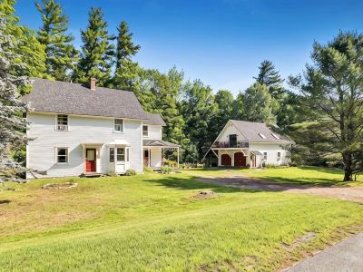 Entire Rustic Farmhouse minutes from Jay Peak