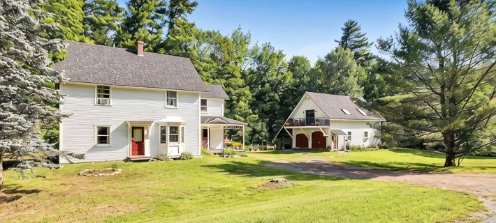 Entire Rustic Farmhouse minutes from Jay Peak ジェイのホテル