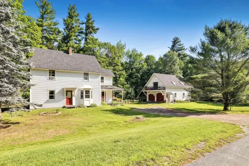 Entire Rustic Farmhouse minutes from Jay Peak