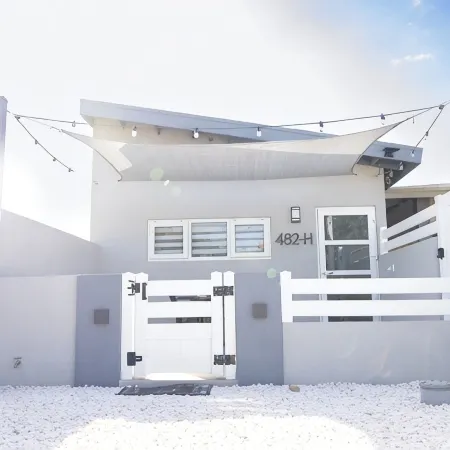 Cozy 1-bedroom apartment in great Palm Beach with AC, WiFi and private pool.