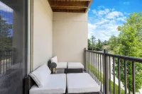 Cozy Nautical Themed 2-bedroom condo with AC in charming Traverse City. - 4-Star