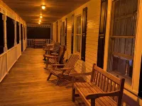 Spacious 5-bedroom farmhouse in delightful Kenoza Lake with WiFi, AC, Hotels in Delaware