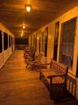 Spacious 5-bedroom farmhouse in delightful Kenoza Lake with WiFi, AC,