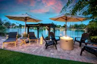 Lake Front Paradise, Pool and Hot Tub-Bubbly - โฮมสเตย์