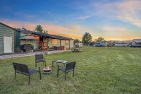 Lakeside King Suite, Cozy Winter Escape Fireplace, Fast Wi-Fi, Near Mt Hood