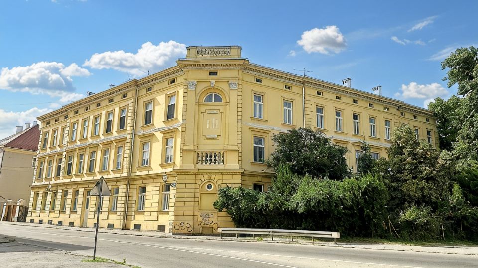 Unique family home next to fortress + free parking