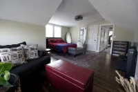 Spacious 5-Bedroom Bungalow in Welcoming Berwyn - Homestays