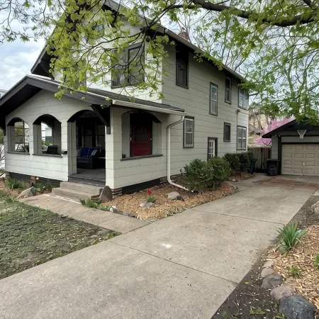 Spacious 4-bedroom house central to Des Moines near Drake Univ. Fenced yard