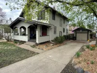 Spacious 4-bedroom house central to Des Moines near Drake Univ. Fenced yard