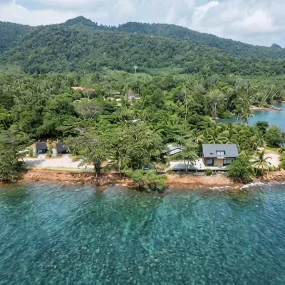 Wave & Vibes Koh Chang Hotels near Wat Salak Phet Temple