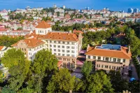 Qingdao Haida Academic Exchange Center (People's Hall Subway Station) Hotels in Eight Great Passes/No.1 Bathing Beach