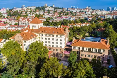 Qingdao Haida Academic Exchange Center (People's Hall Subway Station) Hotels in Eight Great Passes/No.1 Bathing Beach