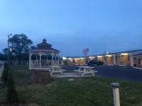 Laci's Country Inn - parking