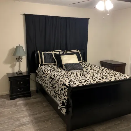 AggieLand Vacation House! Charming 3-BR 2-BA only 3 miles from Texas A&M Campus