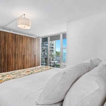 Spacious 1 Bedroom Condo w/full Kitchen & Parking