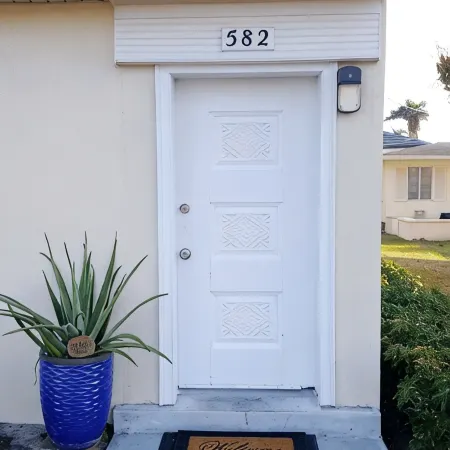 Naples Park Oasis - Cozy Two Bedroom Apartment