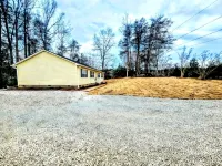 Lake Keowee Lakefront Cove, Private Dock, Boat Parking, Kayaks & more - 4-Star