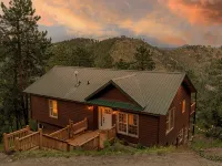 New 4BR Luxe Getaway Stunning Views/ Hot Tub/ Home Theater & Games- Pet Friendly 貝利酒店
