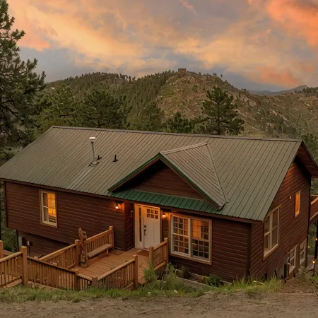 New 4BR Luxe Getaway Stunning Views/ Hot Tub/ Home Theater & Games- Pet Friendly