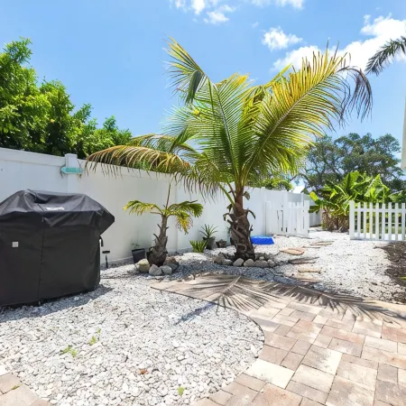 2-bedroom house with a beautiful Tiki Hut Hot Tub in the Shark Tooth Capital USA