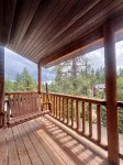 Three level cabin with Hot Tub