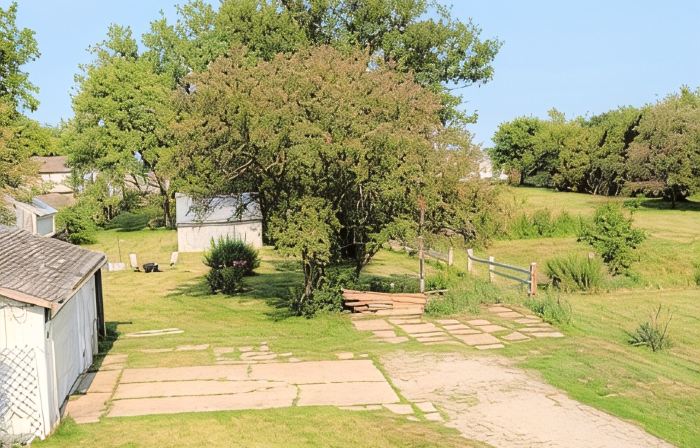 Gorgeous 1908 Estate on 1 acre of land. 6 blocks from Grinnell College.