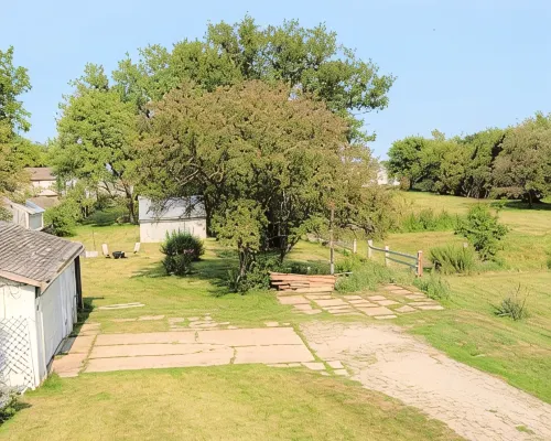 Gorgeous 1908 Estate on 1 acre of land. 6 blocks from Grinnell College. Hotels in Grinnell