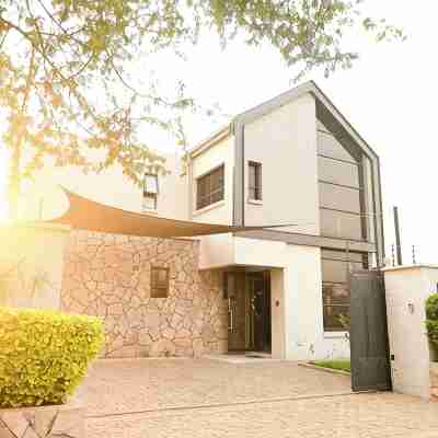 Architect-Designed Home with Pool Hotel Exterior