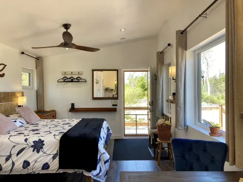 The Snuggy -NEW! Ocean views -Private - Eco-Lux - King Bed - Adults Only! - Chalets