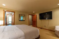 Bridle Trails Treehouse