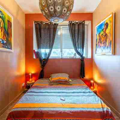IDEALLY LOCATED GD APARTMENT, PARKING & PRIVATE TERRACE, JACCUZI, QUIET, DOMLOC Rooms