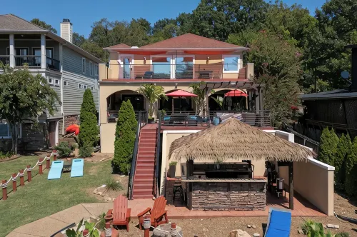 Lake Front Honky Tonkin & Lake Life  O/D Kitchen & Tiki Hut -Near Nashville - 4-Star