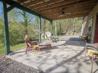 Renovated Barn Home on Private Estate • Near Skiing & Scenic Views マーズ・ヒルのホテル