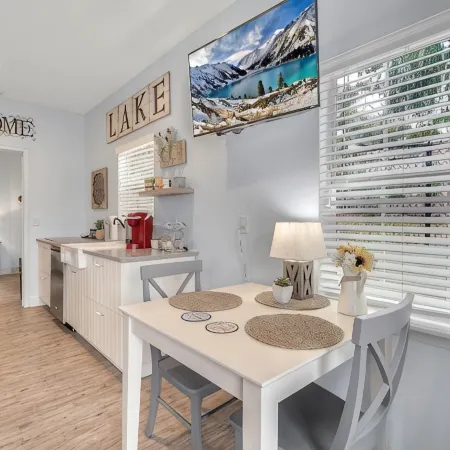 Beautiful Lakeview 1 bedroom/1 bath unit