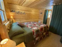 Secluded Waterfront Cabin on hiking trails! Lake on one side river on the other. - 4-Star