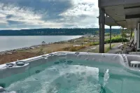 Year Round Beachfront Escape.  Mountain Views, Hot Tub, Dedicated Retreat Room - ビーチサイド