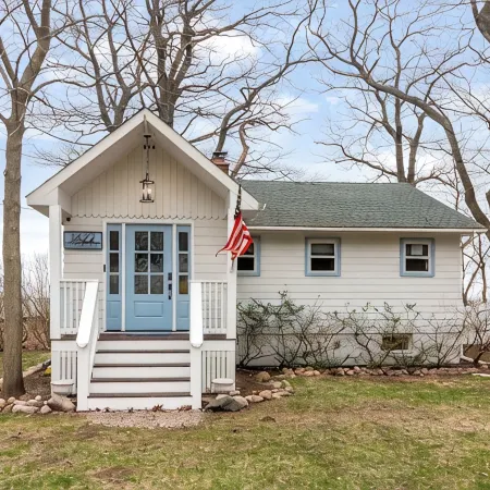 Lakefront Cottage with Hot Tub & Beach Access
