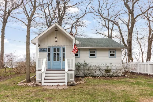 Lakefront Cottage with Hot Tub & Beach Access - Boutique