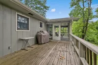 Welcome to Owl Hollow Retreat! Stunning mountain and valley views.
